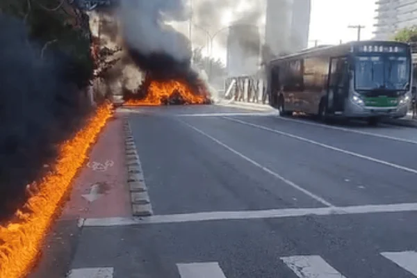 Imagem colorida de avião que caiu em SP - Metrópoles
