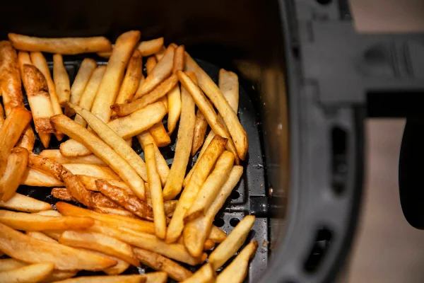 Foto colorida de batata frita na air fryer - Metrópoles