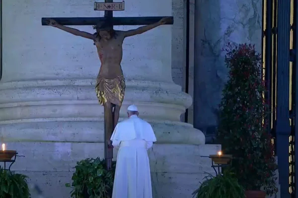O dia em que o papa Francisco rezou sozinho no Vaticano, em 2020