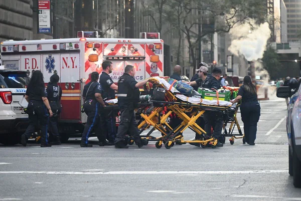 Ataque a tiros em famosa avenida de Nova York deixa ao menos 5 mortos - Metrópoles