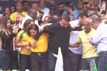 Bolsonaro se assusta com balanço que palco em que fazia discurso no Rio de Janeiro deu e se apoia em mulher ao lado - Metrópoles