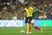Disputa de bola na partida entre México x Equador pela Copa do Mundo Disputa de bola na partida entre México x Equador pela Copa do Mundo