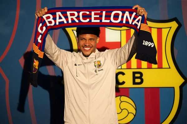 Imagem colorida de Vitor Roque com o cachecol do Barcelona - Metrópoles
