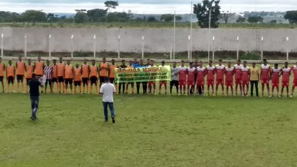 Jogadores fazem homenagem para Raphaella Noviski, em Alexânia