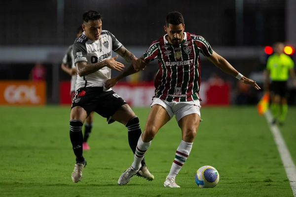 Imagem colorida de duelo entre Fluminense e Galo no primeiro turno do Brasileirão- Metrópoles