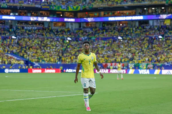 Com gols contra a Escócia, Vini Jr. assume artilharia da era Ancelotti