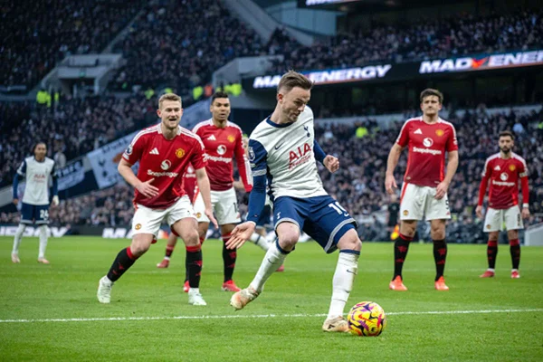 Imagem colorida de gol de Maddison do Tottenham - Metrópoles