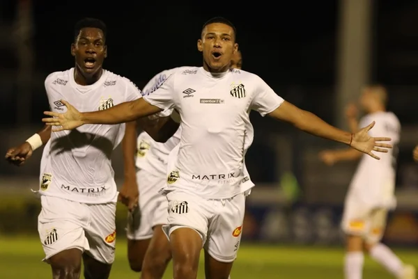 Eles brincam: Meninos da Vila do Santos fazem 7 x 0 na Copinha