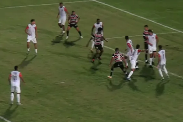 Jogadores de Santa Cruz RN e Santa Cruz PE no Arruda, pela Série D