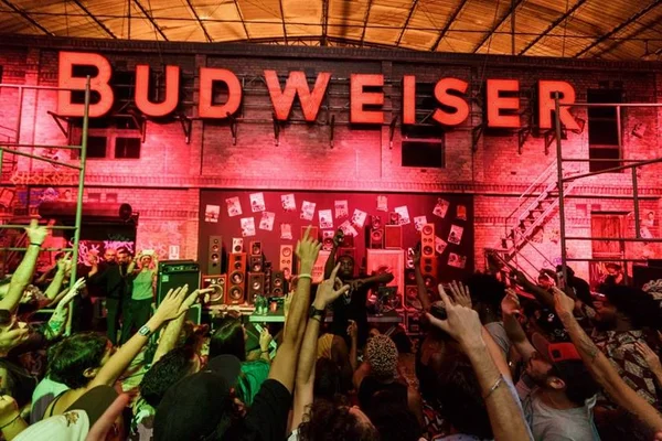 Bud Basement: galpão da Budweiser chega a Brasília durante a Copa