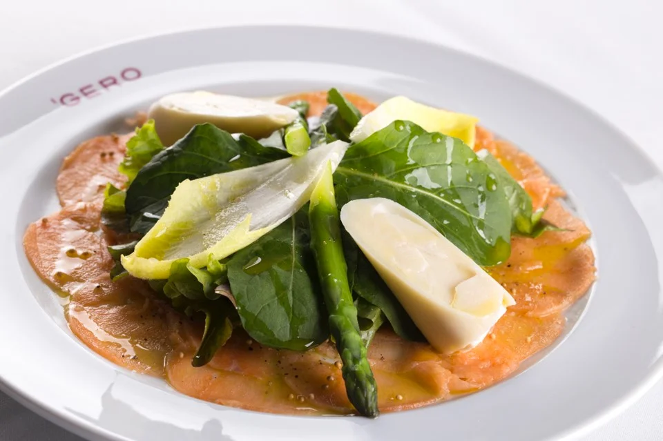 Na segunda-feira, o cliente pode escolher como entrada o carpaccio de salmão com salada verde e palmito (foto) ou o creme de aspargos. Como prato principal, penne com molho tomate picante e vodka, ravióli de brócolis com ragù de peixe branco e molho bisque ou escalopes de vitela ao molho marsala com batata douradas. Para finalizar, crepes com creme de avelã ou sorvete do dia. Na segunda-feira, o cliente pode escolher como entrada o carpaccio de salmão com salada verde e palmito (foto) ou o creme de aspargos. Como prato principal, penne com molho tomate picante e vodka, ravióli de brócolis com ragù de peixe branco e molho bisque ou escalopes de vitela ao molho marsala com batata douradas. Para finalizar, crepes com creme de avelã ou sorvete do dia.