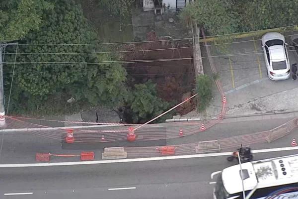 Imagem colorida mostra cratera após rompimento de coletor da Sabesp. Metrópoles