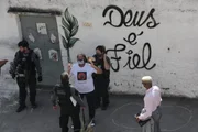 Sayonara Fátima, avó de Kathlen participa de reprodução simulada Sayonara Fátima, avó de Kathlen participa de reprodução simulada