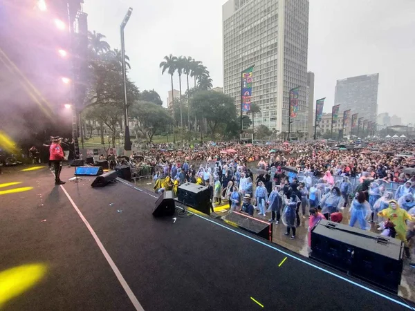 Alceu Valença canta diante do público da Virada Cultural no Vale do Anhangabaú