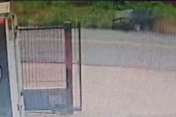 Imagem colorida, Após pneu estourar, carro capota no Contorno Sul de Maringá- Metrópoles