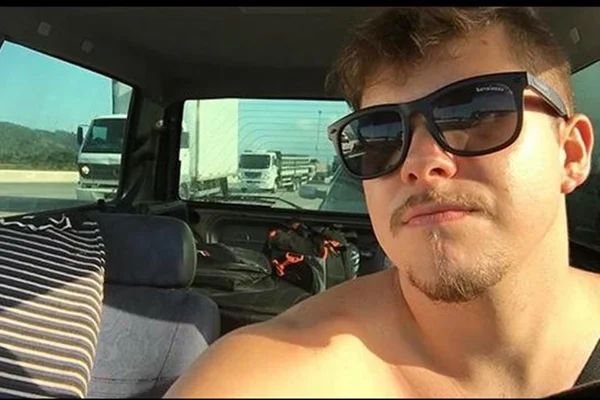Cantor sertanejo de 23 anos morre após acidente de carro