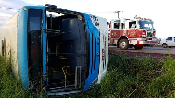 Ônibus capota e deixa várias pessoas feridas na BR-040