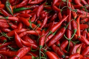 A pimenta é outro alimento que auxilia na perda de peso. Por elevar a temperatura corporal e ser capaz de aumentar a frequência cardíaca, as pimentas fazem com que queimemos mais calorias