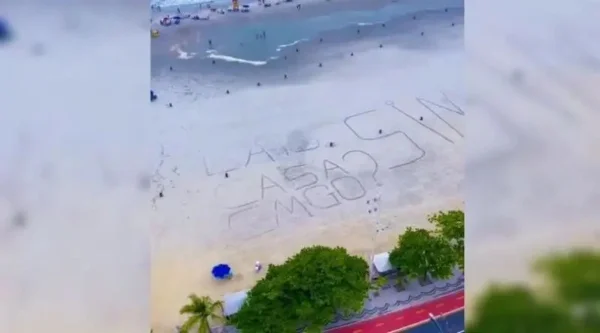 pedido de casamento escrito na areia