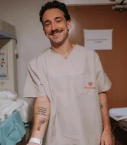Léo Ortiz mostra a impressão do pé da filha, Serena, no braço