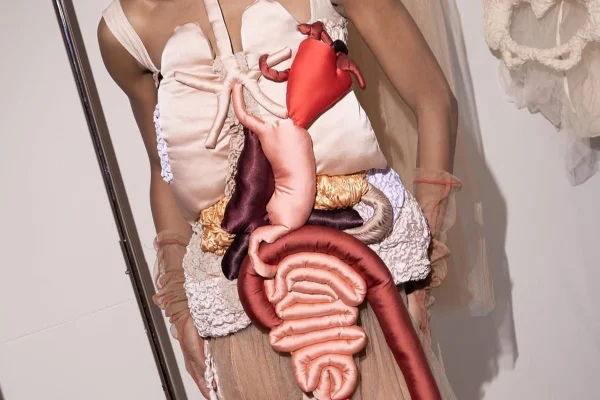 estilista brasileira exposição met gala - metrópoles