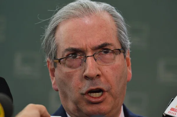 Cunha confirma que vai despachar pedidos de impeachment pendentes