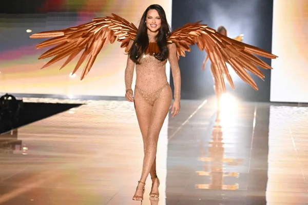 foto com cor. desfile victoria's secret 2025 - metrópoles