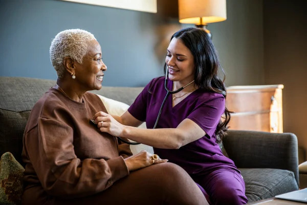 Foto colorida - médica atendendo uma paciente