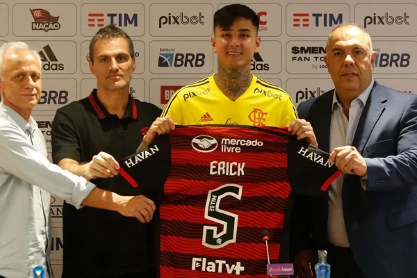 Erick Pulgar é apresentado pelo Flamengo e se desvia das polêmicas