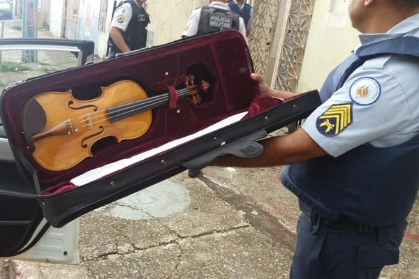 Homem se dá mal ao tentar vender violino roubado de igreja na OLX