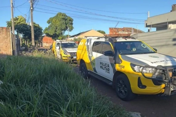 Foto colorida de viaturas na frente da casa onde vó baleou a neta - Metrópoles