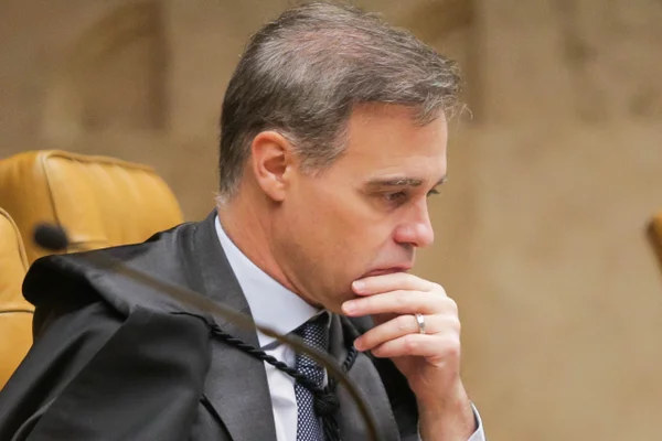 Mendonça manda apagar vídeo de IA que ligava Flávio Bolsonaro a Vorcaro - destaque galeria