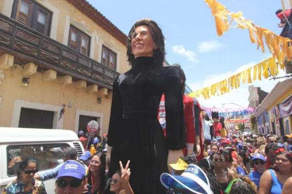 boneco gigante Fernanda torres
