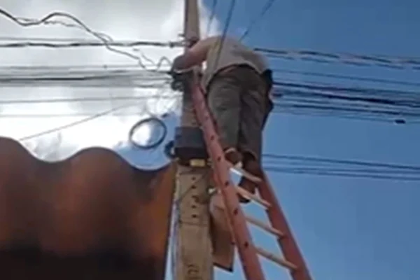 Foto colorida de homem em fiação