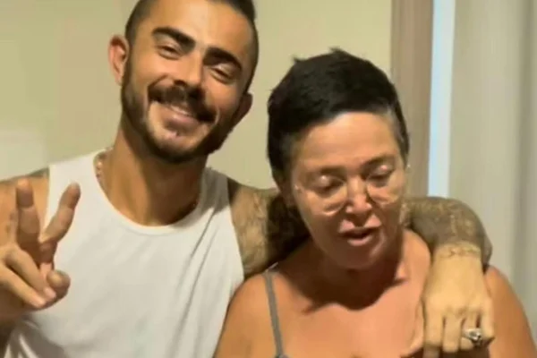 Ex-BBB Tereza Souza e o filho posam juntos e sorridentes - Metrópoles