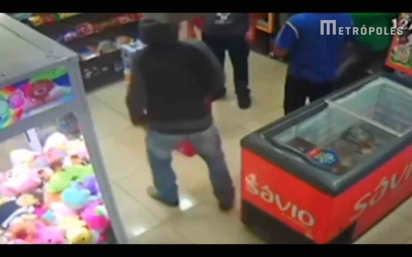 Vídeo: homem morre após atirar acidentalmente contra si próprio durante assalto