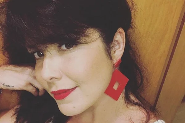 Desabafo: Samara Felippo posta foto de sutiã e com “pancinha” de fora