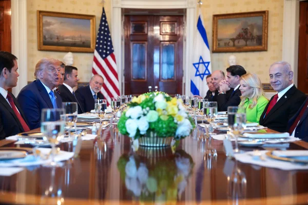 Imagem colorida mostra Benjamin Netanyahu e Donald Trump - Metrópoles
