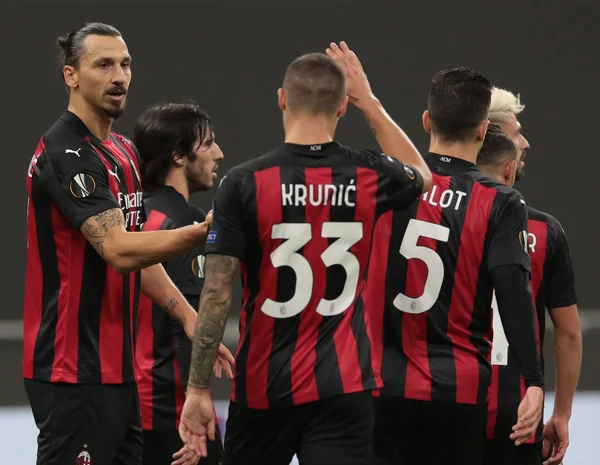 Ibrahimovic perde pênalti, mas Milan vence na Liga Europa; Tottenham perde