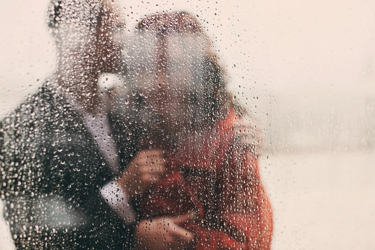Casal na chuva