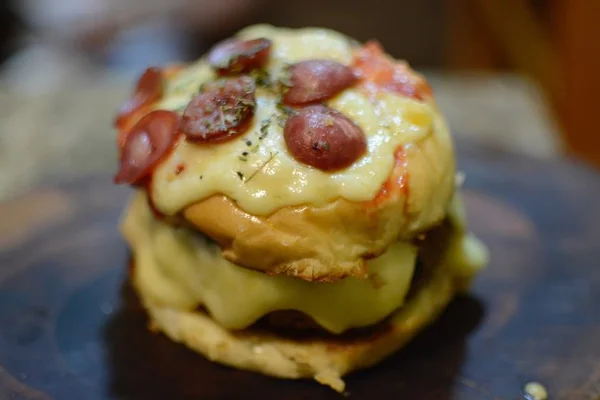 Swiss Gourmet traz novidades ao cardápio: Pizza Burguer e lobster roll