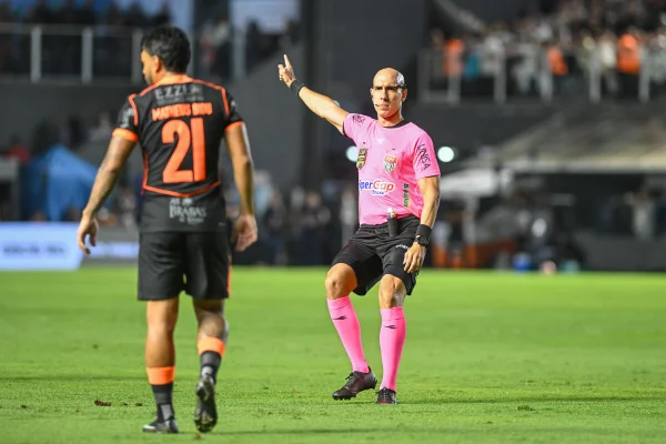 Árbitro de Santos x Corinthians é afastado pela Federação Paulista
