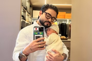 Yudi Tamashiro posando com o filho, Davi Yudi, no espelho