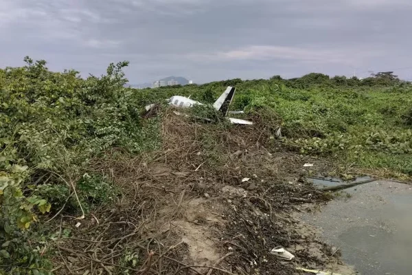 Avião de pequeno porte cai em praia de SC e deixa 2 em estado grave - destaque galeria Avião de pequeno porte cai em praia de SC e deixa 2 em estado grave - destaque galeria