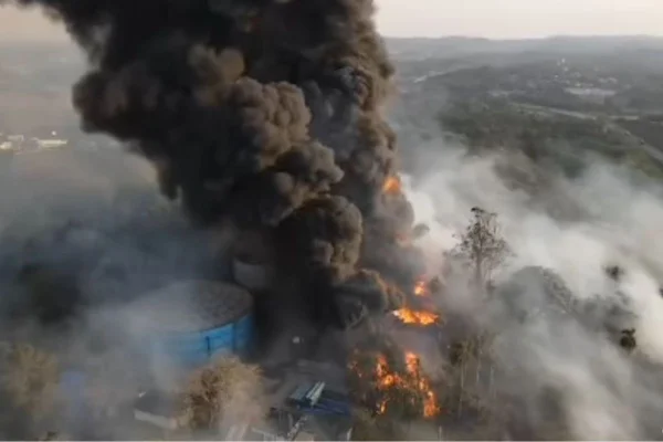Abastecimento de água em regiões de Itapecerica da Serra está sendo realizado por meio de caminhões-tanque após incêndio na quinta (12/9) - Metrópoles