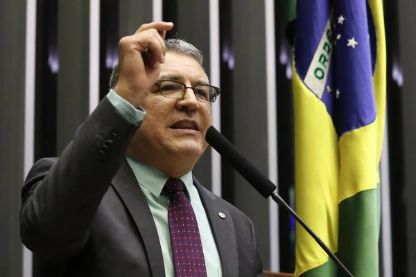 Ex-ministro da Saúde, deputado petista questiona guia sobre aborto