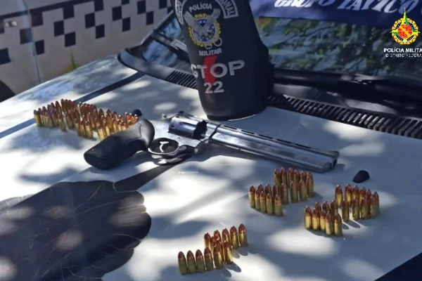 Homem é preso com arma e 100 cartuchos de munição no DF