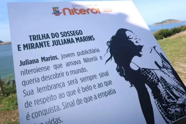 Foto colorida de placa em homenagem a Juliana Marins - Metrópoles