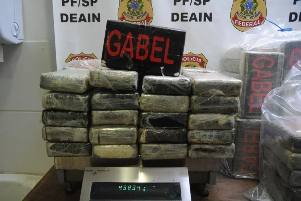 PF prende envolvidos em voo da Latam interceptado com 90kg de cocaína