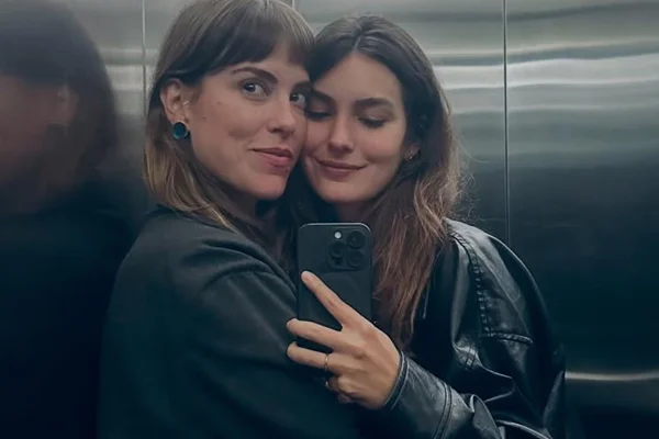 “Amor como destino", declara ex-atriz de Malhação ao anunciar noivado com a fotógrafa Emília Sauaia - Metrópoles